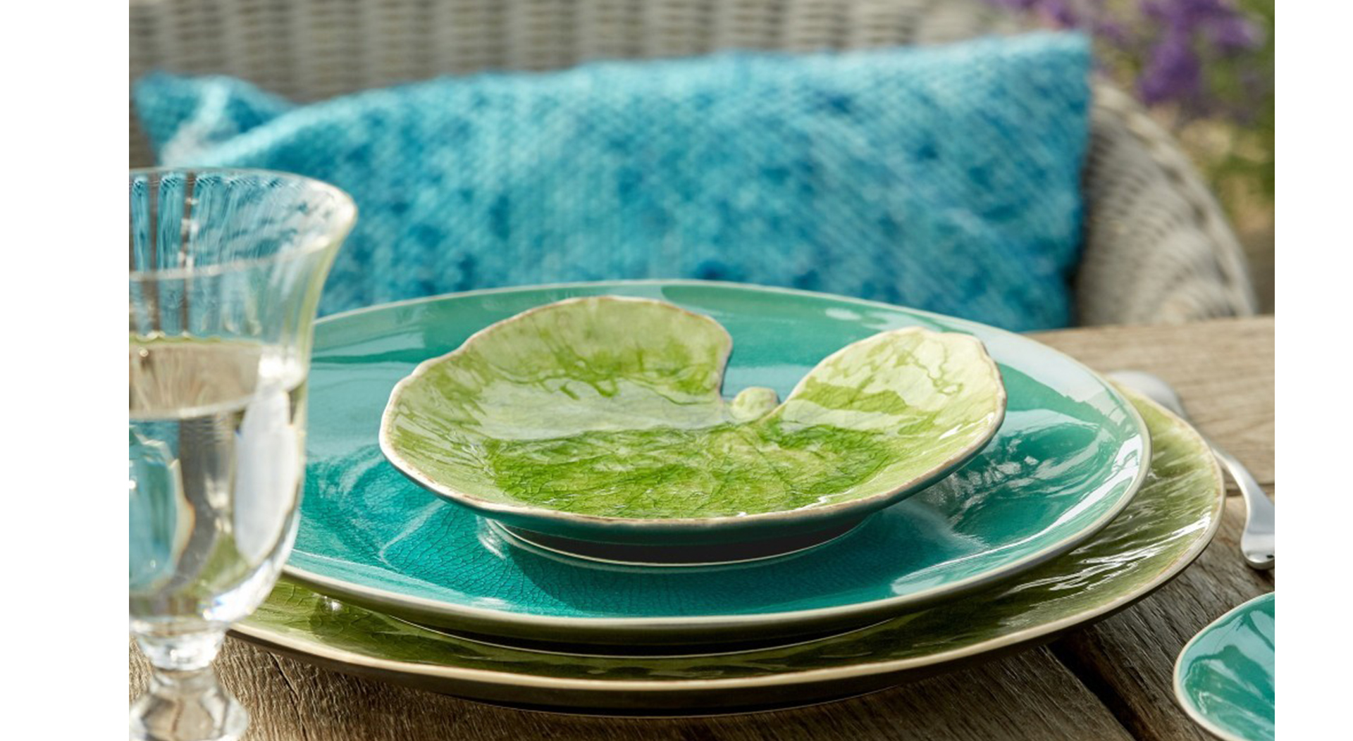 ポルトガルのCOSTA NOVAやイギリスのStonecastの食器は、ヨーロッパの自然をモチーフにした色やデザインが自然で食卓にもなじむ食器gが多く展開されています。春にぴったりの、やさしく明るい緑色の食器を集めました。