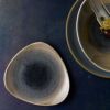 和食器にも通じる渋い色味のストーンキャストの三角形のお皿、ロータスプレート。