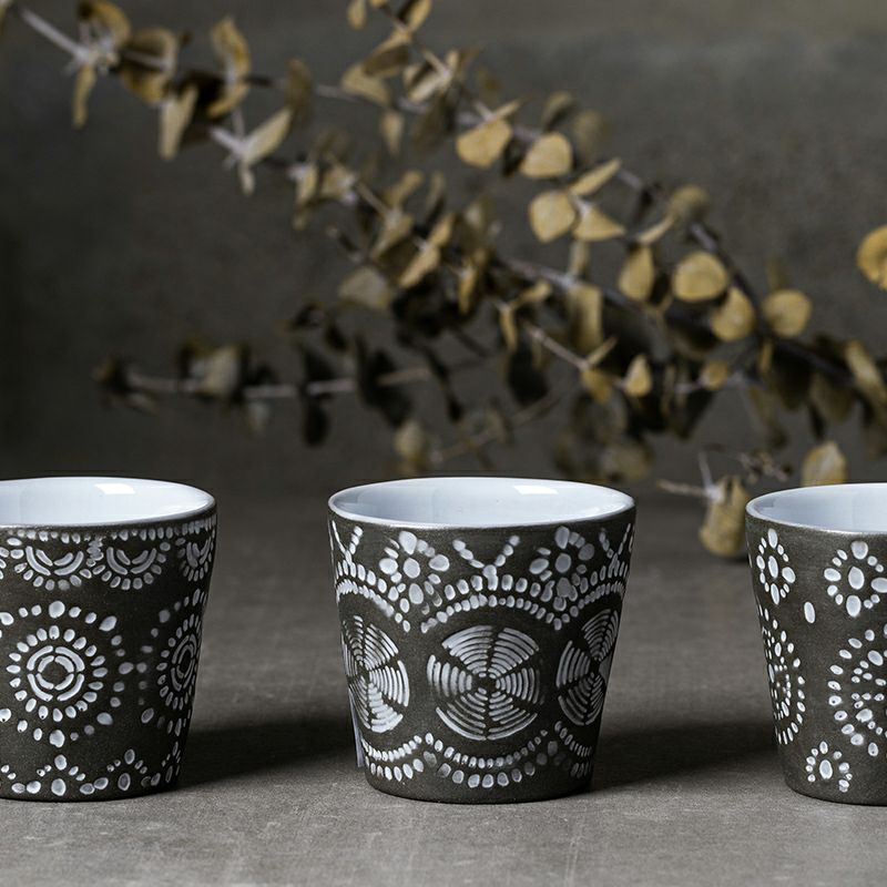 ポルトガルの食器ブランドCOSTA NOVAの、再生陶土を使ったグレスプレッソエコグレスシリーズ。黒い陶土エコグレスのモダンで素朴な印象を活かしたエスプレッソカップです。４種類のカッティングデザインが施された素朴な可愛さ。